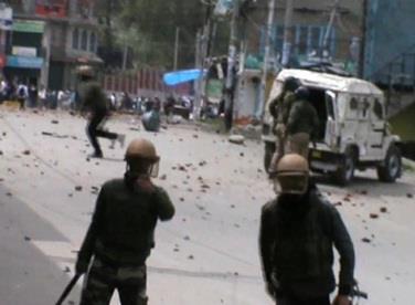 Students clash with forces in Shopian, two photojournalists injured